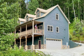 Laurel Creek Lodge with Hot Tub and Creek Access!